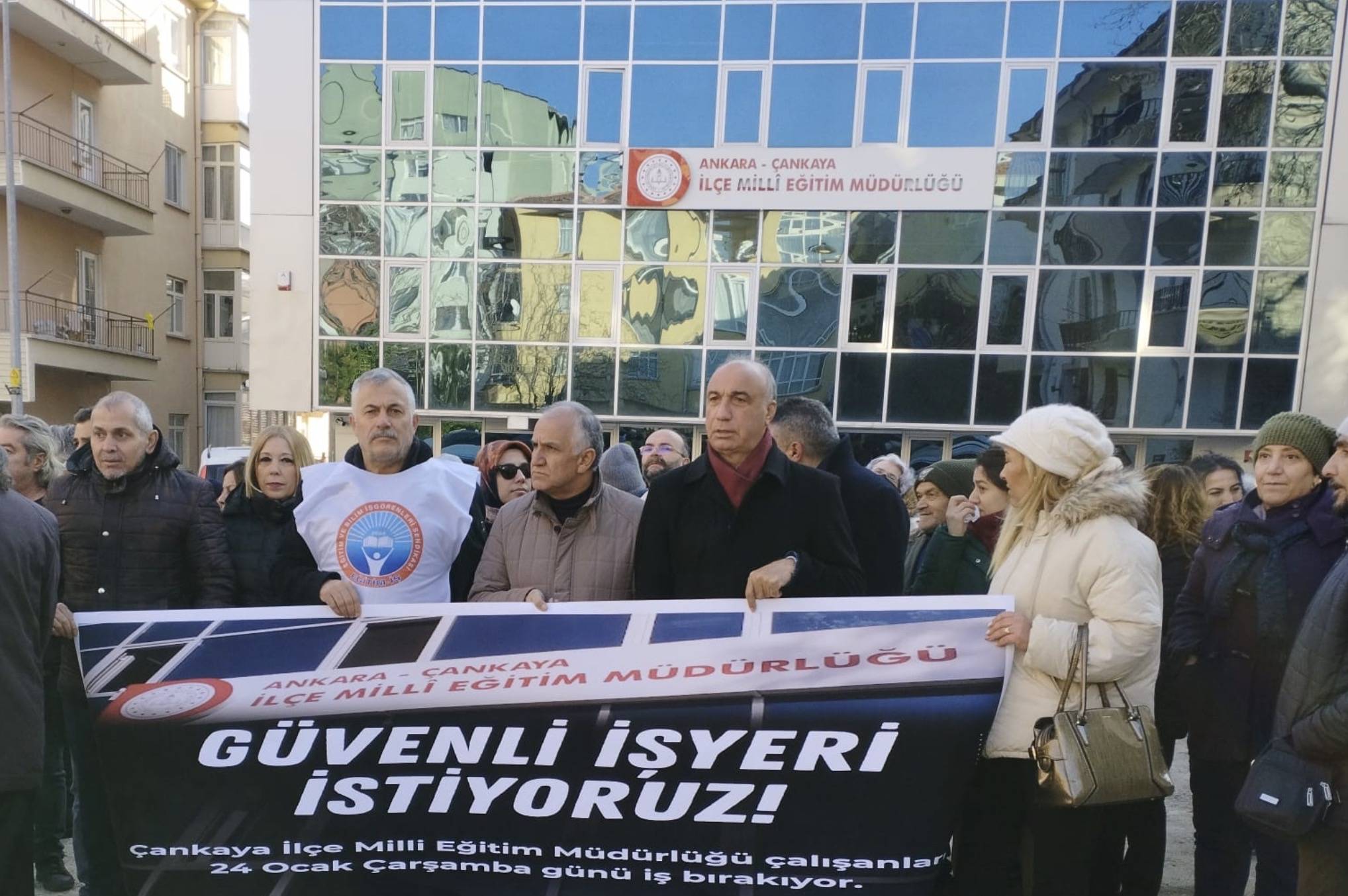 Depreme Dayanıksız Binaya Taşınan Çankaya MEB Çalışanları İş Bıraktı !